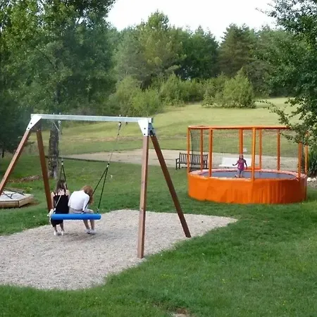 Zecamping 3 étoiles Animaux Acceptés Tennis Piscine Et Soirées Animées 3* Pézuls